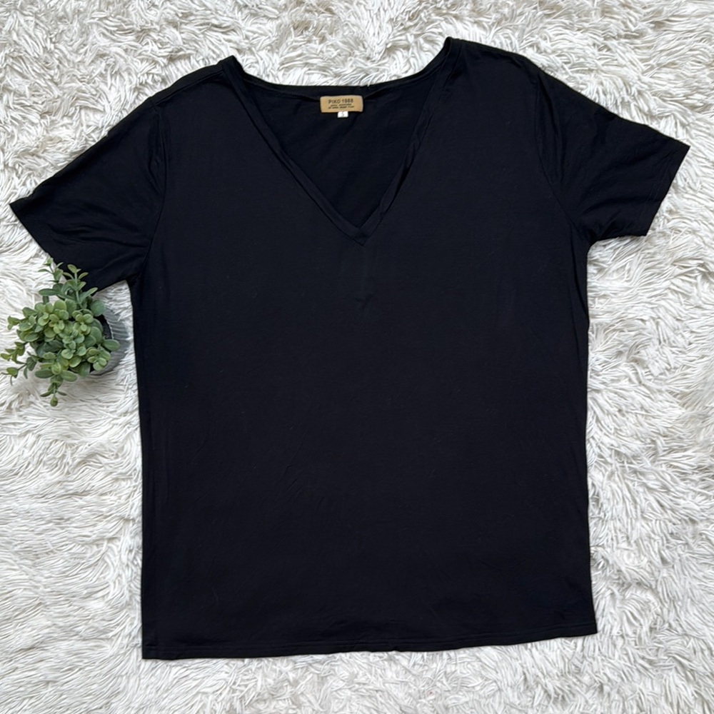 🎉HP🎉 Piko 1988 V-Neck Short Sleeve Tee 💗 Black